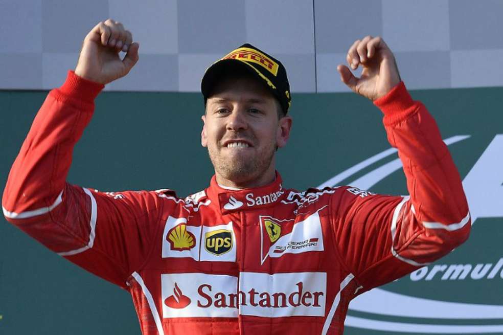 El piloto alemán Sebastian Vettel celebra tras ganar el Gran Premio de Australia. / AFP
