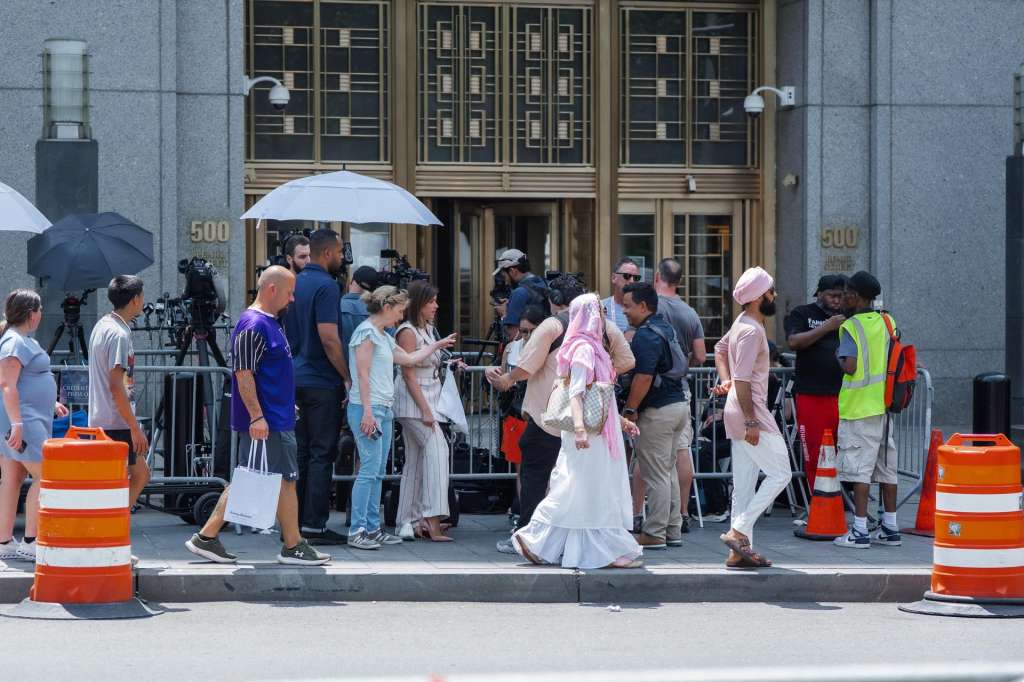 NEW YORK (United States), 01/07/2025.- Press and onlookers gather outside the federal courthouse during the jury deliberations in Sean Combs' federal sex trafficking trial in New York, New York, USA, 30 June 2025. Combs, who has been in federal custody since being arrested last year, is facing federal charges of racketeering conspiracy, sex trafficking and transportation to engage in prostitution, according to an indictment. (Nueva York) EFE/EPA/OLGA FEDOROVA