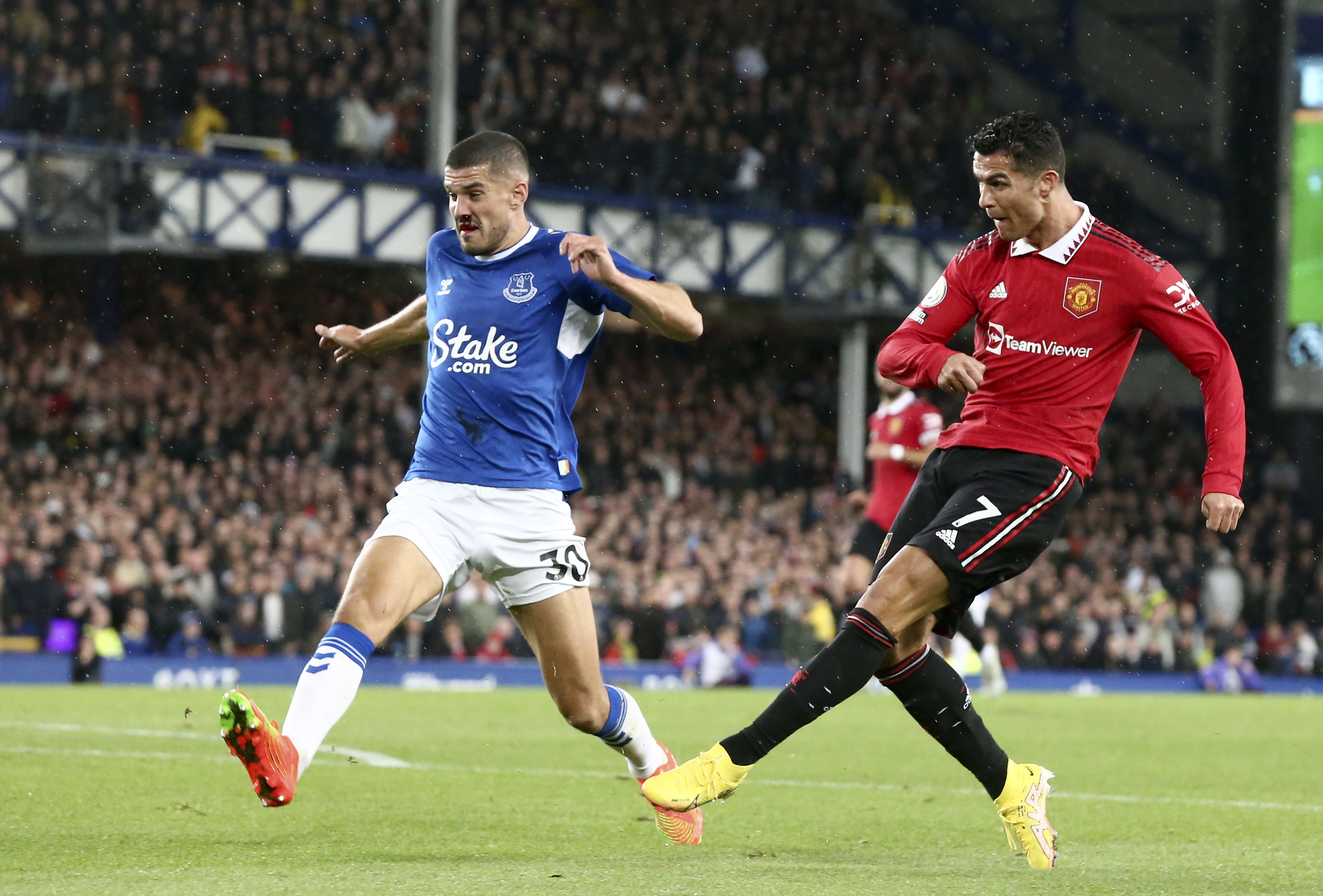 Liverpool (United Kingdom), 09/10/2022.- Cristiano Ronaldo (R) of Manchester United scores the 1-2 lead during the English Premier League soccer match between Everton and Manchester United in Liverpool, Britain, 09 October 2022. (Reino Unido) EFE/EPA/ADAM VAUGHAN EDITORIAL USE ONLY. No use with unauthorized audio, video, data, fixture lists, club/league logos or 'live' services. Online in-match use limited to 120 images, no video emulation. No use in betting, games or single club/league/player publications