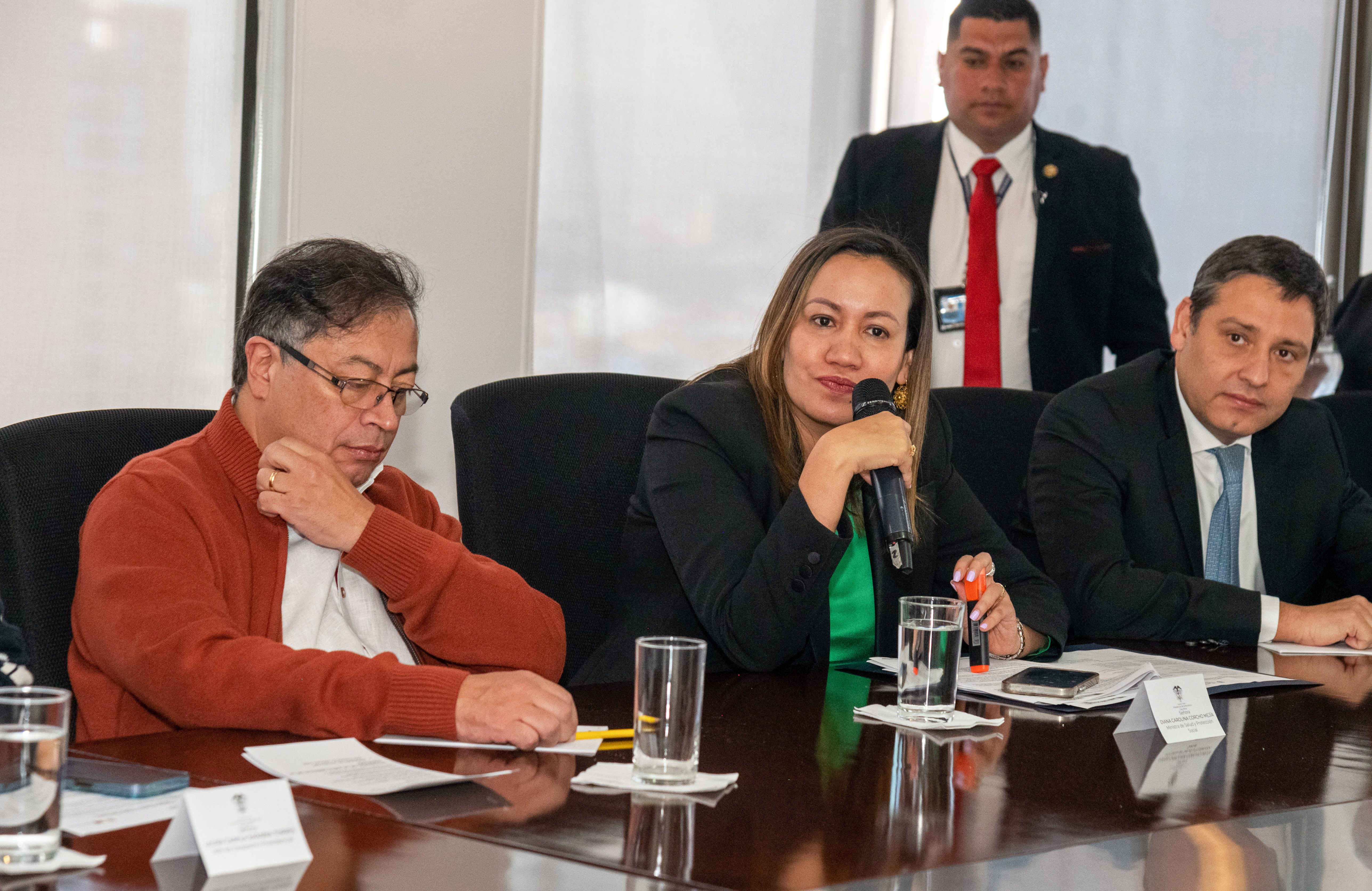 BTA200. BOGOTÁ (COLOMBIA), 07/02/2023.- Fotografía cedida por la oficina de prensa de la presidencia de Colombia del mandatario Gustavo Petro (i) y la ministra de Salud y Protección Social, Carolina Corcho (c), durante una mesa técnica sobre la Reforma a la Salud, hoy pen Bogotá (Colombia). El presidente de Colombia, Gustavo Petro, cumple este martes seis meses en el Gobierno, un periodo marcado por las polémicas, las negociaciones con la guerrilla del Ejército de Liberación Nacional (ELN) y las reformas prometidas como parte del cambio. EFE/ Presidencia de Colombia/ SOLO USO EDITORIAL / NO VENTAS
