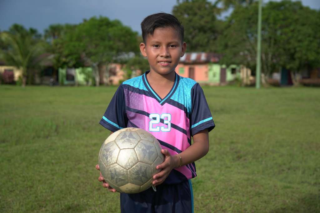 Iker, un talentoso futbolista que hace parte de Escuelas Deportivas para Todos – EsDeporte.