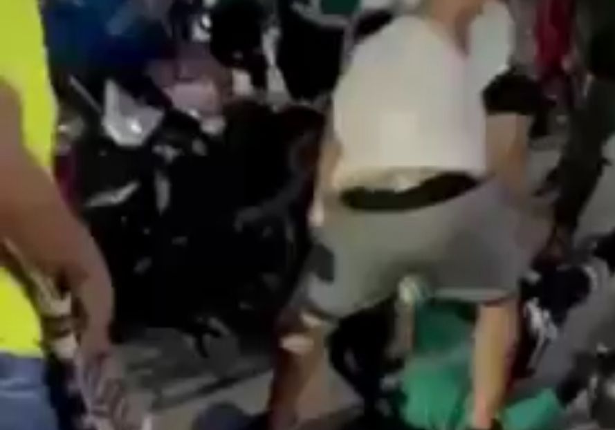 Los agresores fueron capturados y quedaron a disposición de la Fiscalía, mientras que el agente de tránsito fue trasladado a un centro asistencial.