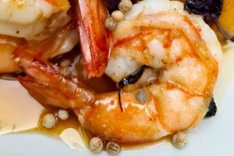 Receta para preparar langostinos con miel y pimienta blanca de Putumayo