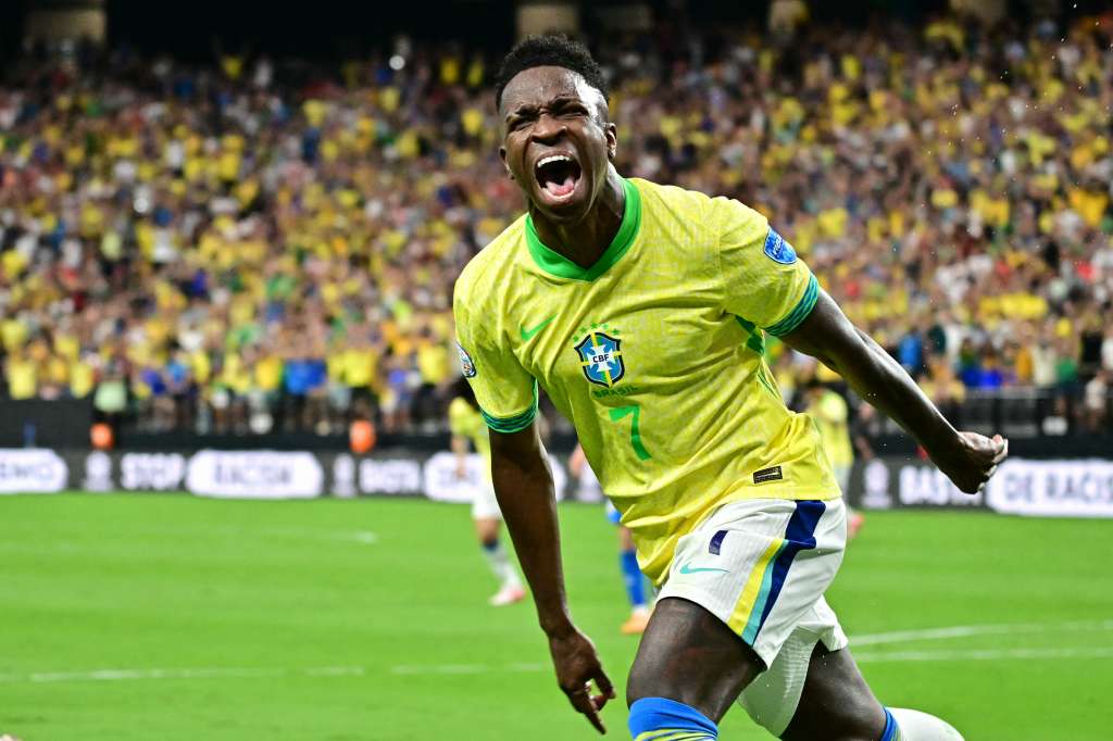 El delantero brasileño # 07 Vinicius Junior celebra después de anotar el primer gol de su equipo durante el partido de fútbol del grupo D del torneo Conmebol Copa América 2024 entre Paraguay y Brasil en el Allegiant Stadium de Las Vegas, Nevada, el 28 de junio de 2024.