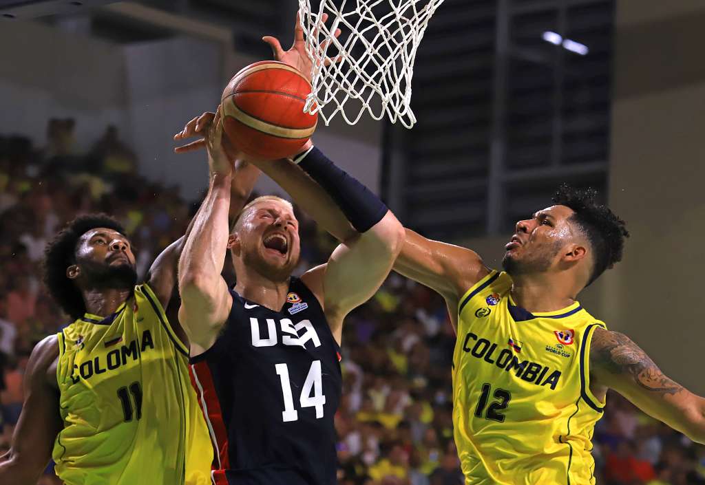 BAR200. BARRANQUILLA (COLOMBIA), 29/08/2022.- Braian Angola (i) y Jaime Echenique (d) de Colombia disputan hoy el balón con Eric Benjamin Mika de Estados Unidos, durante un partido por las Eliminatorias al Mundial de Baloncesto FIBA 2023, en el estadio Elías Chegwin de Barranquilla (Colombia). EFE/AGENCIA KRONOS