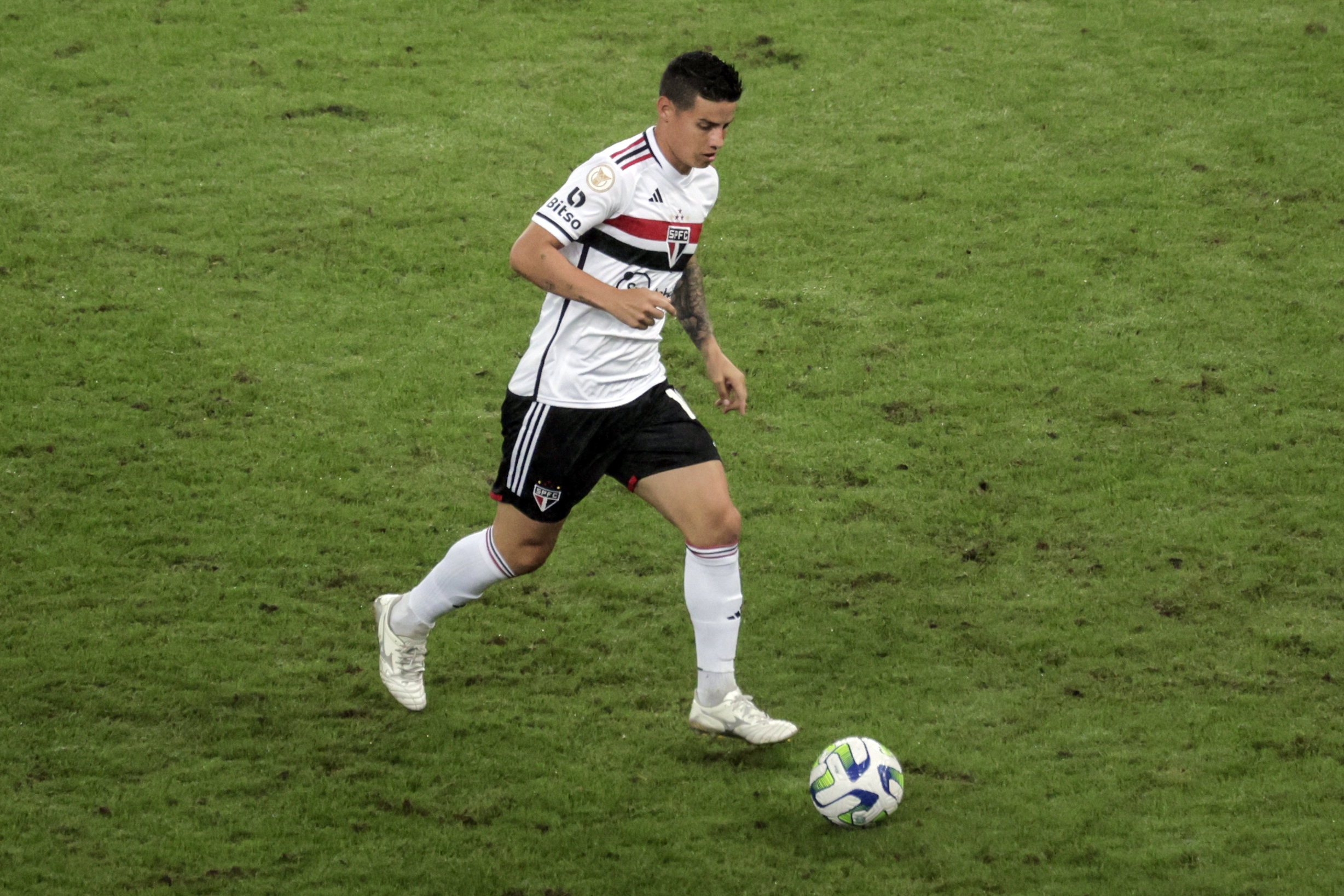 AME520. RÍO DE JANEIRO (BRASIL), 13/08/2023.- James Rodríguez de Sao Paulo controla el balón contra Flamengo hoy, durante un partido por el Campeonato Brasileño de Serie A en el estadio de Maracaná, en Río de Janeiro (Brasil). EFE/ Antonio Lacerda