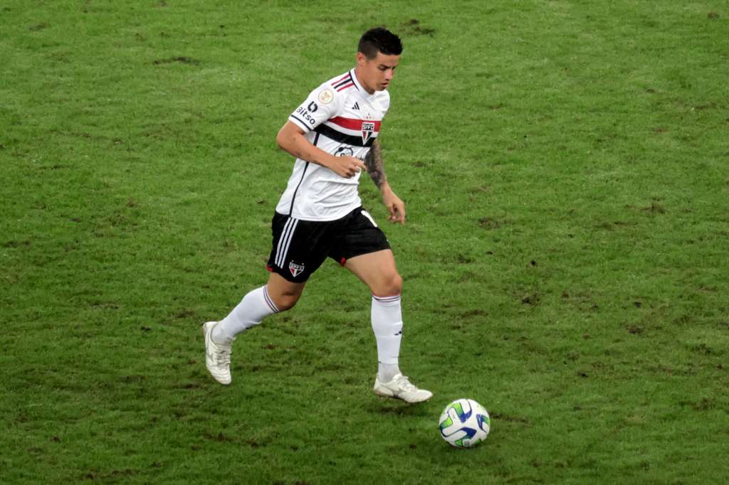 AME520. RÍO DE JANEIRO (BRASIL), 13/08/2023.- James Rodríguez de Sao Paulo controla el balón contra Flamengo hoy, durante un partido por el Campeonato Brasileño de Serie A en el estadio de Maracaná, en Río de Janeiro (Brasil). EFE/ Antonio Lacerda