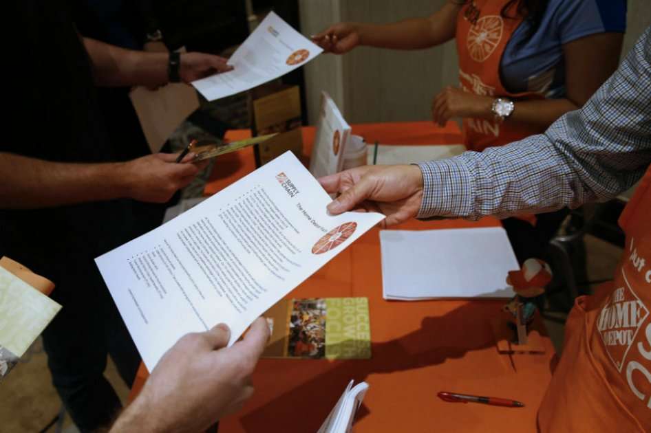 A pesar del aumento sostenido de las contrataciones, la tasa de desempleo subió una décima de punto. / Bloomberg News