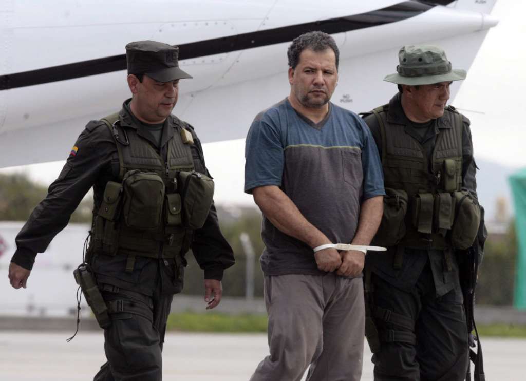 BOG22. BOGOTÁ (COLOMBIA), 15/04/09.- Fotografía de archivo fechada el 15 de abril de 2009 que muestra al narcotraficante colombiano Daniel Rendón Herrera, alias "Don Mario", mientras es custodiado por miembros de la policía en Bogotá (Colombia). El colombiano Daniel Rendón Herrera, conocido como "Don Mario" exjefe del Clan del Golfo y uno de los narcotraficantes más poderosos, has ido sentenciado a 35 años de cárcel por una jueza de Nueva York, informaron medios locales. EFE/Rafa Salafranca /ARCHIVO