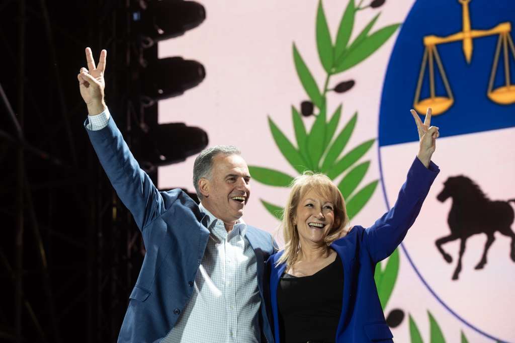 AME9549. CANELONES (URUGUAY), 20/11/2024.- El candidato a la presidencia por el partido Frente Amplio, Yamandú Orsi, junto a la candidata a la vicepresidencia Carolina Cosse, participan de un evento de cierre de campaña, este miércoles, en la ciudad de Canelones (Uruguay). Orsi destacó este en el cierre de su campaña electoral que su proyecto pasa "por un país de certezas". EFE/ Sofía Torres