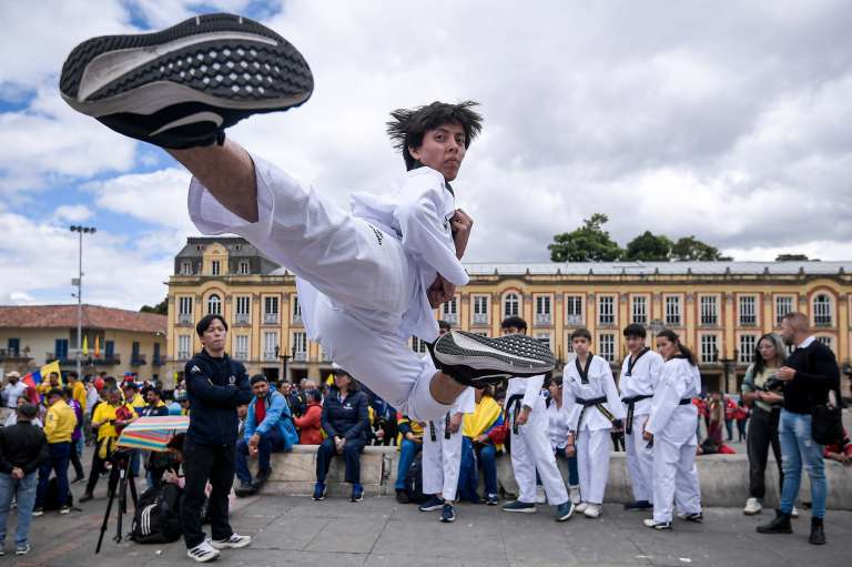 Decenas de jóvenes también se concentraron en la Plaza de Bolívar para realizar sus actividades deportivas.