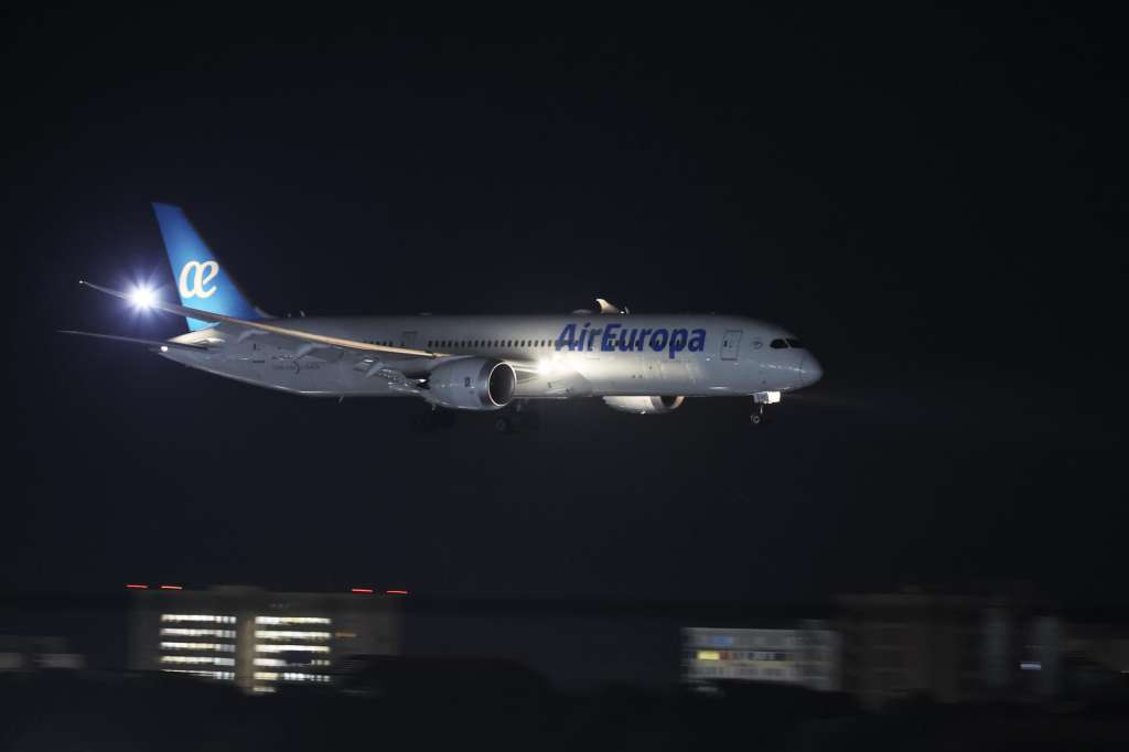AME6346. MAIQUETÍA (VENEZUELA), 17/02/2026.- Fotografía de un avión de la aerolínea Air Europa aterrizando este martes, en el Aeropuerto Internacional Simón Bolivar en Maiquetía (Venezuela). Luego de más de tres meses de haber suspendido sus vuelos entre Madrid y Caracas, la aerolínea española Air Europa ha reanudado gradualmente sus operaciones hacia Venezuela. EFE/ Miguel Gutierrez