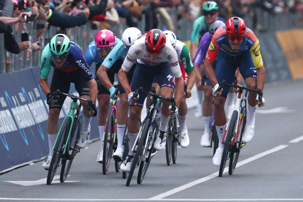 BURGAS (Bulgaria), 08/05/2026.- French cyclist Paul Magnier (C) of team Soudal Quick-Step wins the 1st stage of the 109th edition of the Giro d'Italia cycling race over 147km from Nessebar to Burgas, Bulgaria, 08 May 2026. Danish cyclist Tobias Lund Andresen (L) of Decathlon CMA CGM Team takes the second place. (Ciclismo, Decatlón) EFE/EPA/BORISLAV TROSHEV