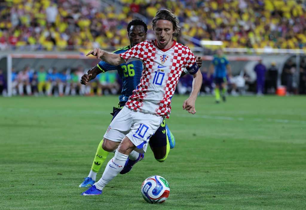 ORLANDO (United States), 27/03/2026.- Luka Modric (R) of Croatia in action against Andres Gomez (L) of Colombia during the international friendly match between Colombia and Croatia in Orlando, Florida, USA, 26 March 2026. (Futbol, Amistoso, Croacia) EFE/EPA/CRISTOBAL HERRERA-ULASHKEVICH
