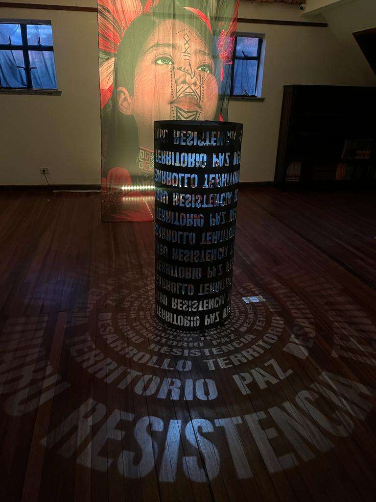 En la presentación del documental también hubo una exposición en la que estaba este objeto cilíndrico en la que se proyectaban las palabras 'territorio', 'paz' y 'resistencia'.