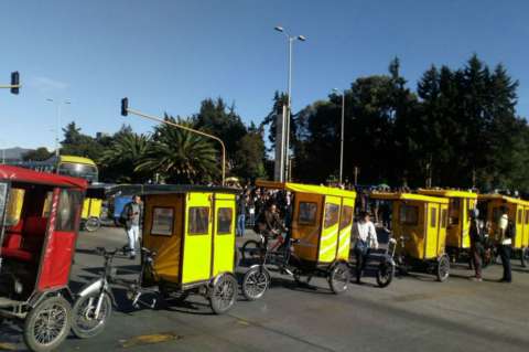 Bicitaxistas bloquearon carriles de Transmilenio al occidente de Bogotá