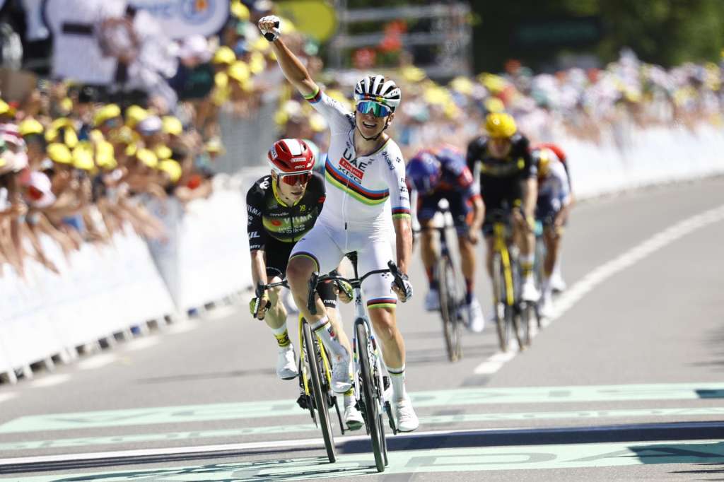 Mur-de-Bretagne (France), 11/07/2025.- Slovenian rider Tadej Pogacar of UAE Team Emirates wins the 7th stage of the Tour de France cycling race over 197km from Saint Malo to Mur-de-Bretagne, France, 11 July 2025. (Ciclismo, Francia) EFE/EPA/MARTIN DIVISEK