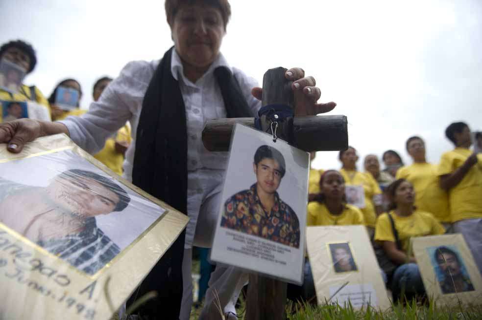 Teresita Gaviria es una antioqueña de 73 años que lleva los últimos 23 buscando a su hijo Cristian Camilo, desaparecido el 5 de enero de 1998 por paramilitares del Urabá antioqueño. Nació en Urrao (Antioquia) y en el conflicto perdió a 12 familiares, entre ellos a su padre. Es la fundadora de la Asociación Caminos de Esperanza Madres de la Candelaria.