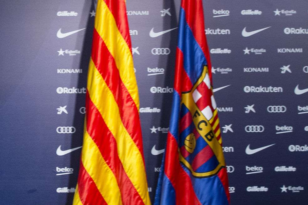 Banderas de Cataluña y de su máximo emblema deportivo, el Fútbol Club Barcelona. / AFP