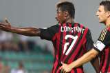 Por insultos racistas, jugador del Milan abandona partido