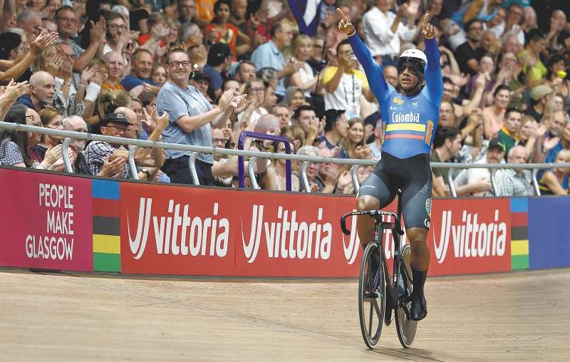El ciclista colombiano Kevin Santiago Quintero celebra tras consagrarse campeón mundial del keirin, en Glasgow, Escocia. / EFE