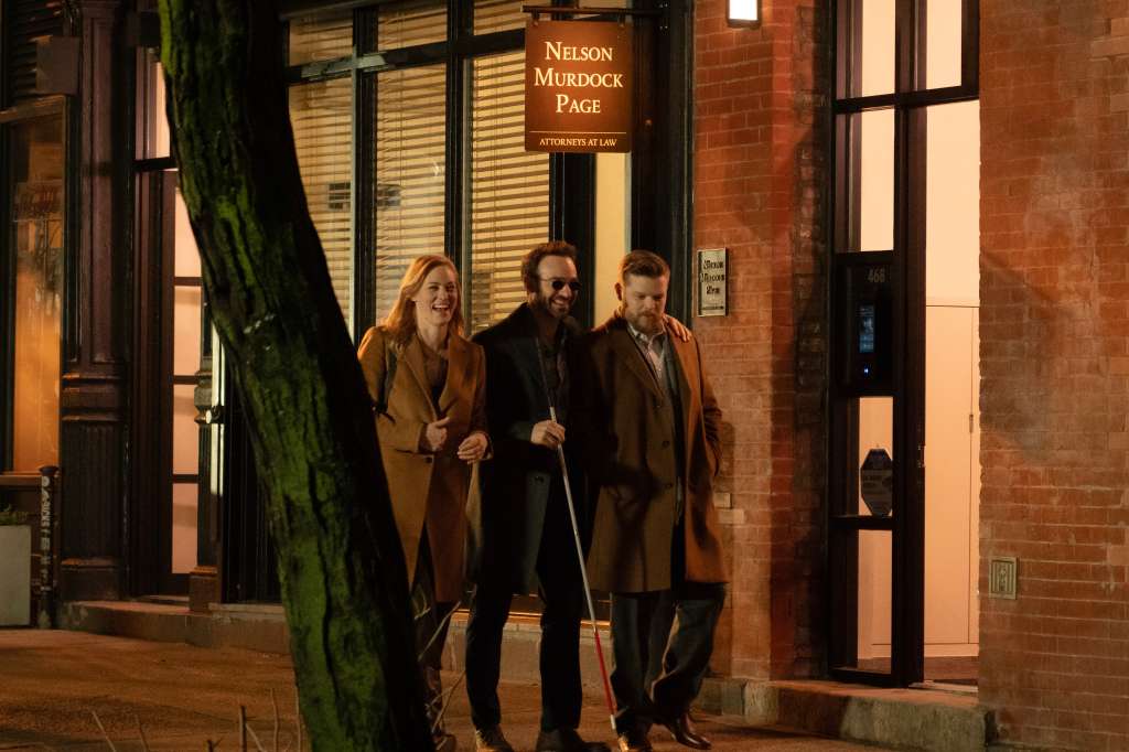 (De izq. a der.) Karen Page (Deborah Ann Woll), Daredevil/Matt Murdock (Charlie Cox) y Foggy Nelson (Elden Henson) en “Daredevil: Born Again”.