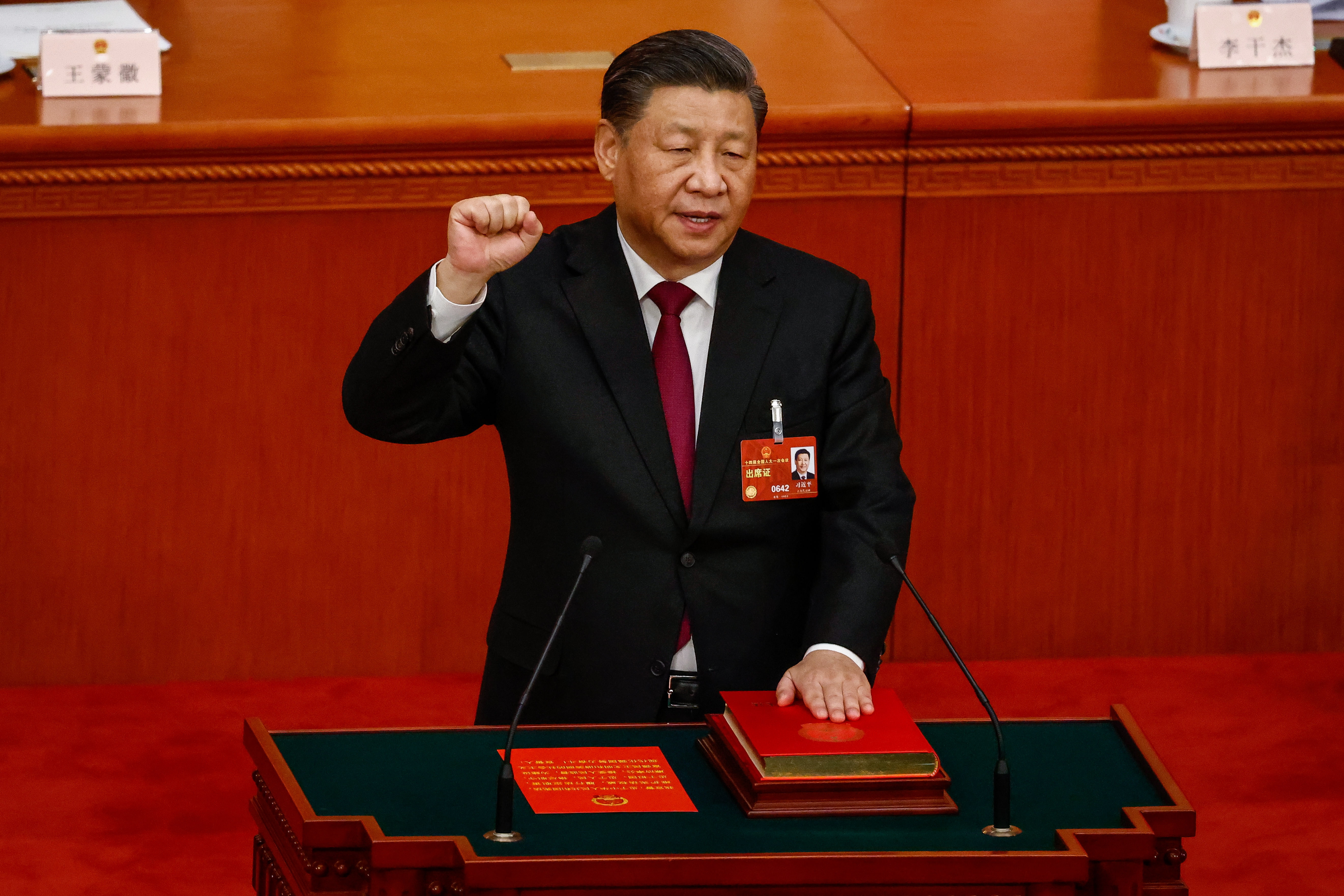Beijing (China), 10/03/2023.- El presidente chino, Xi Jinping, presta juramento durante la Tercera Sesión Plenaria de la Asamblea Popular Nacional (APN) en el Gran Salón del Pueblo, en Beijing, China, este viernes. China celebra dos importantes reuniones políticas anuales, el Congreso Nacional del Pueblo (APN) y la Conferencia Consultiva Política del Pueblo Chino (CCPPCh), que se celebran juntas y se conocen como 'Lianghui' o 'Dos Sesiones'. EFE/MARK R. CRISTINO / POOL