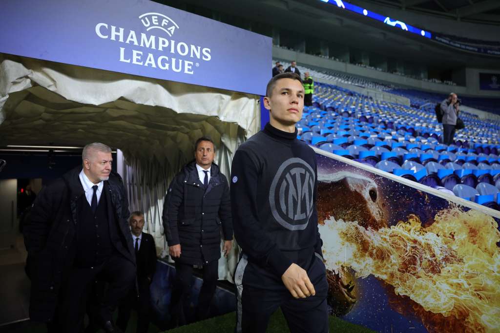 Porto (Portugal), 13/03/2023.- Inter Milan player Mattia Zanoti walks around the pitch at Dragao stadium, Porto, north of Portugal, 13th March 2023. Inter Milan faces FC Porto on 14 March in the 2nd leg of the UEFA Champions League Round of 16. (Liga de Campeones) EFE/EPA/ESTELA SILVA