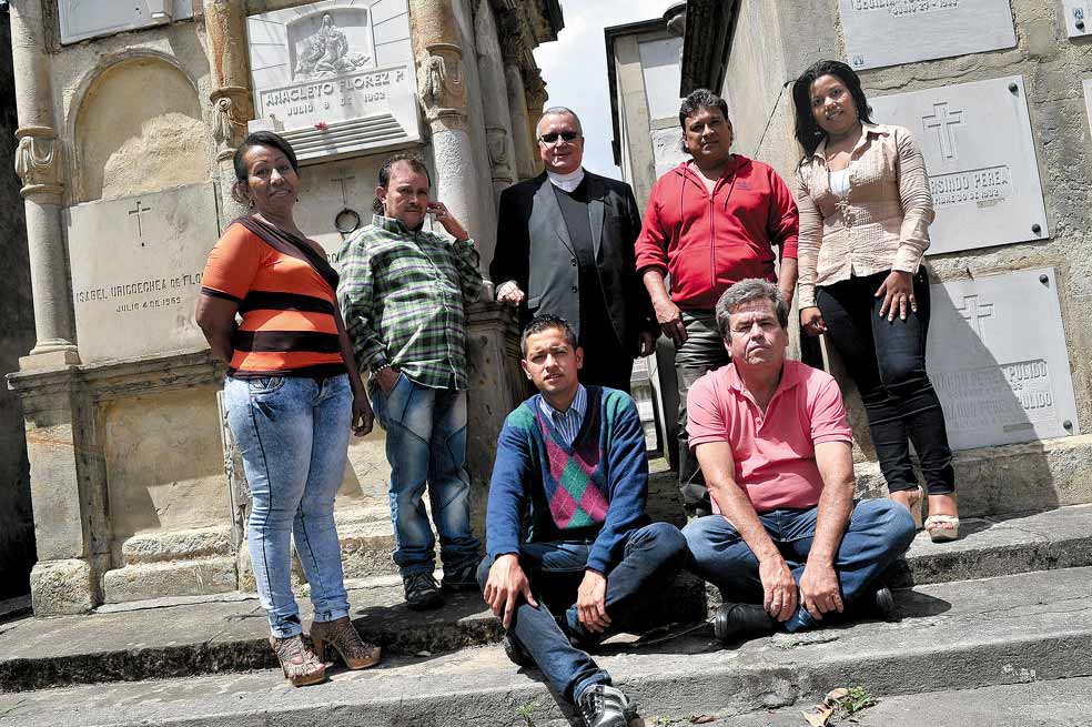 Sonia Bermúdez, Luis Fernando Vargas, Edwin Sánchez, padre Luis Guillermo Jaramillo, Pedro Antonio Carreño, Wilson Correa, Malka Pallares Bermúdez, sepultureros y administradores de cementerios en el país. Todos han ayudado a la identificación de personas desaparecidas. / Luis Ángel - El Espectador