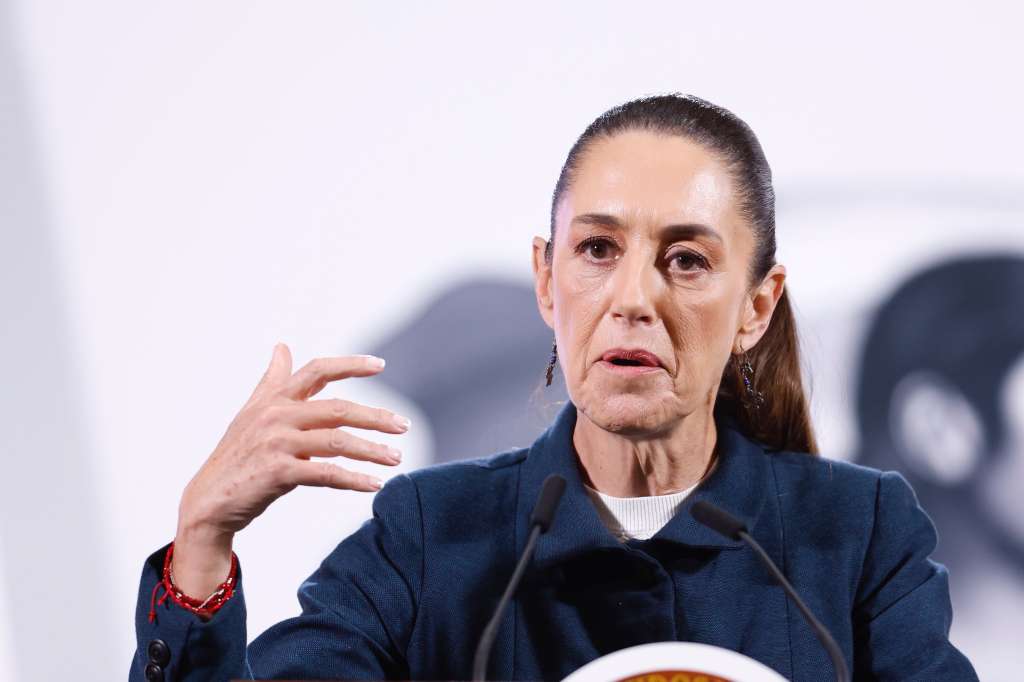 MEX1008. CIUDAD DE MÉXICO (MÉXICO), 27/01/2025.- La presidenta de México, Claudia Sheinbaum, habla durante su conferencia matutina este lunes, en el Palacio Nacional en la Ciudad de México (México). Sheinbaum recalcó que no cree en la censura sino en la libertad de expresión, en relación a la polémica por la película francesa 'Emilia Pérez', ha recibido críticas en México por la forma en la que aborda el narcotráfico y las desapariciones en el país. EFE/ Sáshenka Gutiérrez