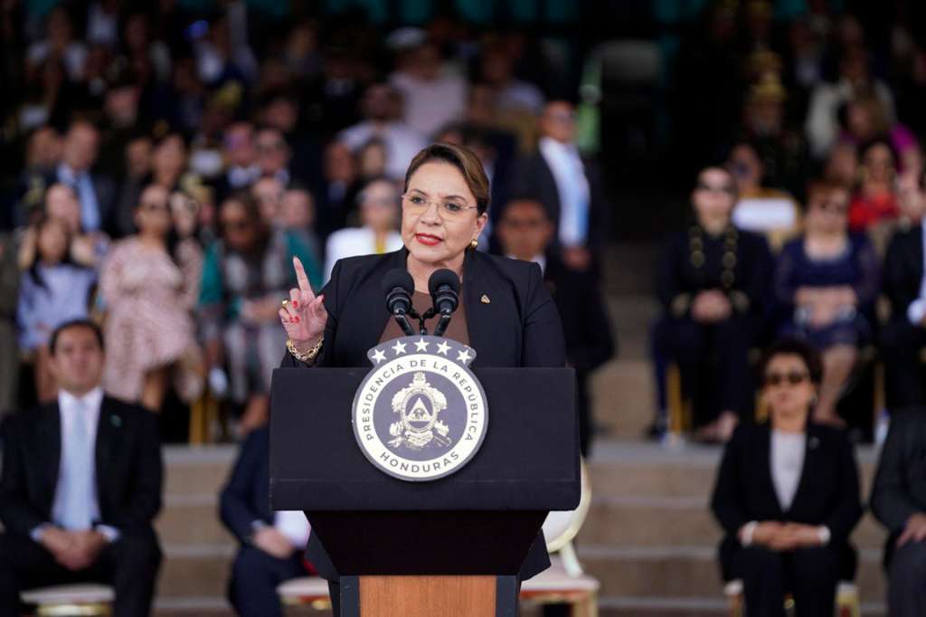 AME9477. BOGOTÁ (COLOMBIA), 24/12/2025.- Fotografía de archivo del 18 de diciembre de 2025 que muestra a la presidenta de Honduras, Xiomara Castro, hablando durante la ceremonia de traspaso de mando de las Fuerzas Armadas de Honduras, en Tegucigalpa (Honduras). "Estaré informando en los próximos días sobre el cierre del año 2025 y la transición del Gobierno. Reitero que estaré en este cargo de Presidenta de la República, como lo manda la Constitución, hasta el 27 de enero de 2026, ni un día más, ni un día menos", subrayó la mandataria en un mensaje de Navidad a los hondureños grabado en video, que fue difundido por la Casa Presidencial. EFE/ STR/ ARCHIVO