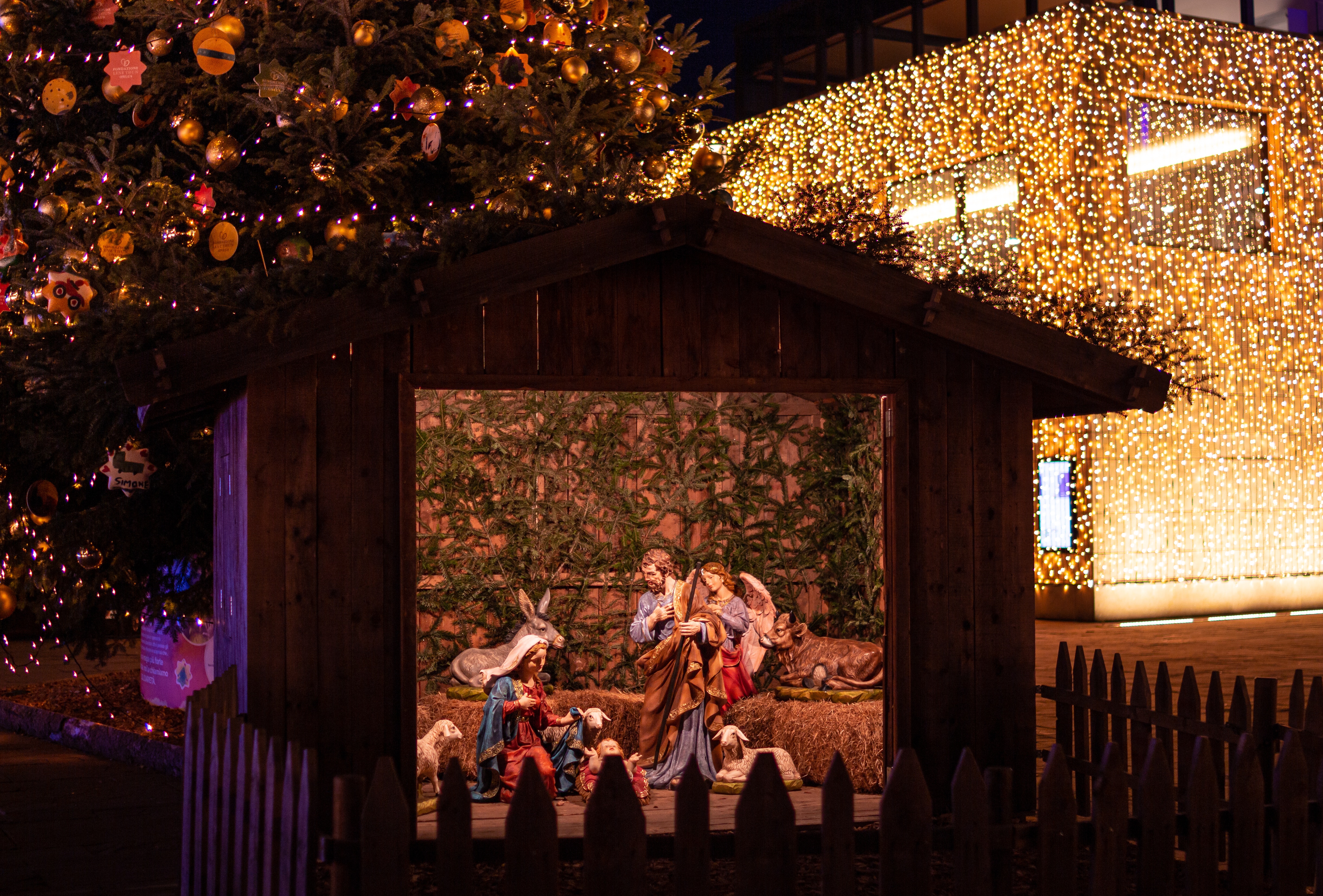 En el Siglo XIII se popularizó, durante las fiestas navideñas, el villancico con tonos teatrales. En esta representación, los ángeles les anunciaban a los pastores el nacimiento del niño Jesús seguido por un villancico, luego de escuchar aquel canto, los pastores se iban danzando hasta el pesebre.