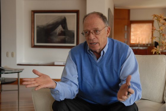 Enrique Santos Calderón escribió el libro Así empezó todo, en el que revela la historia de los primeros encuentros que dieron forma al proceso de paz entre el Gobierno y las Farc. / Cortesía