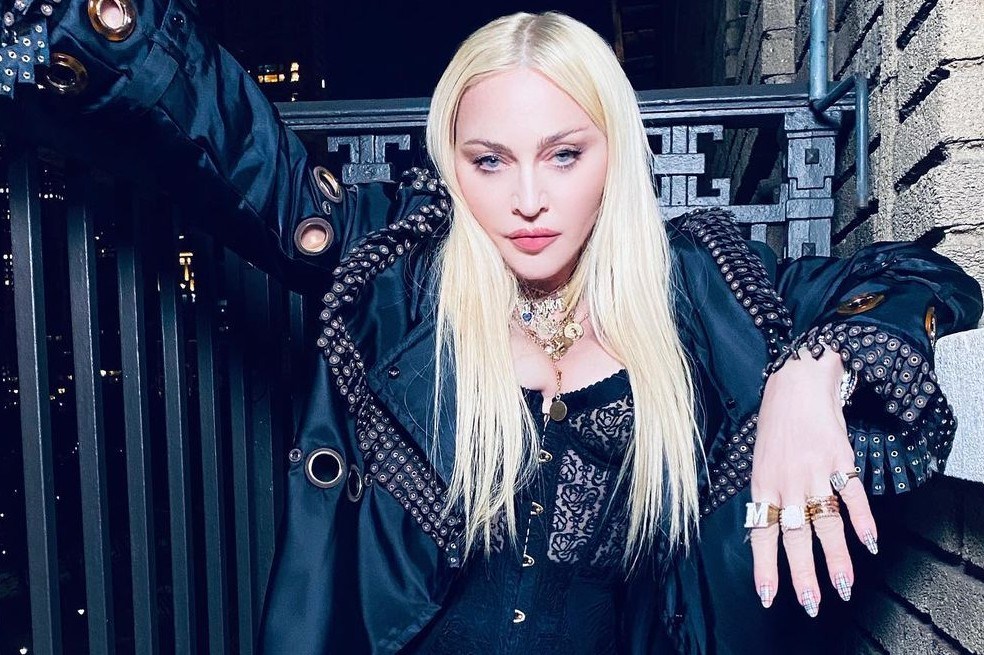 Madonna ha sido criticada varias veces en redes sociales por, supuestamente, subir imágenes aparentando menor edad.