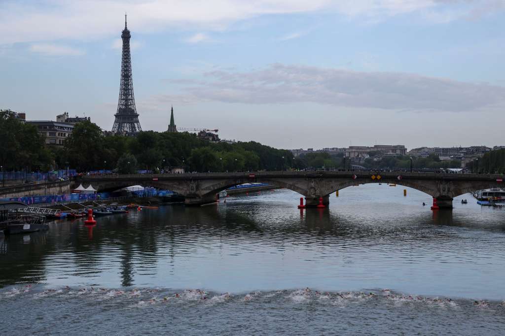 PARÍS, 31/07/2024.- La triatetas disputan, en el río Sena, la primera etapa de la prueba de triatlón femenino de los Juegos Olímpicos de París 2024 este miércoles en París, Francia. EFE/ Miguel Gutiérrez