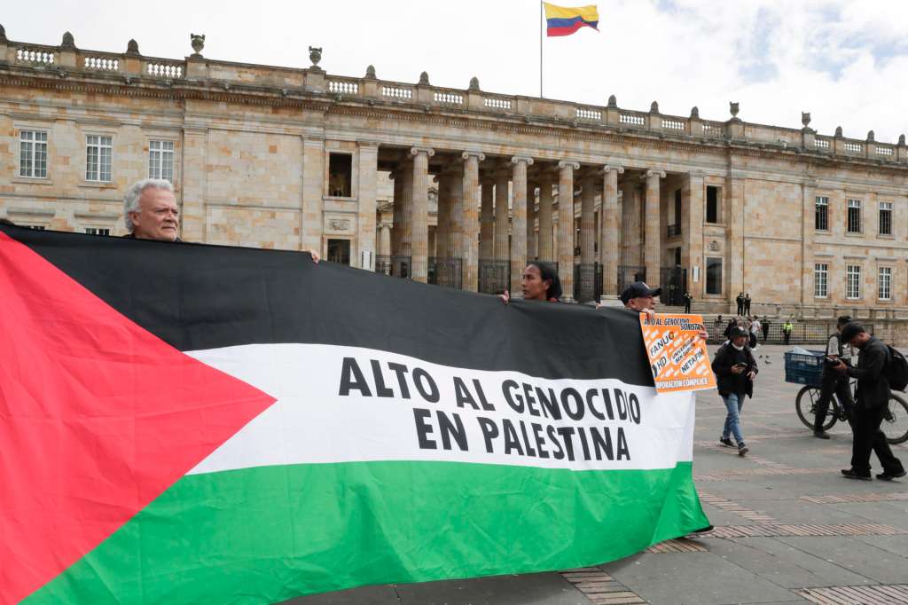 FOTODELDÍA AME3217. BOGOTÁ (COLOMBIA), 16/07/2025.- Personas participan en una manifestación en apoyo a Palestina en el marco de la primera cumbre ministerial de emergencia del Grupo de La Haya, este miércoles, en Bogotá (Colombia). EFE/ Carlos Ortega