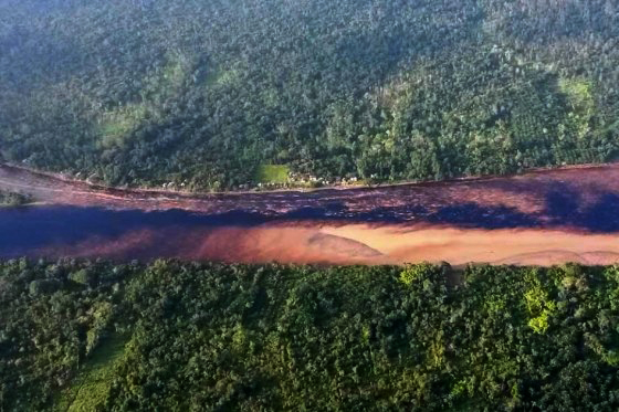 Tras el ataque al oleoducto Trasandino en Nariño, el avance de la mancha de petróleo sobre el río Mira dejó sin agua potable a 160 mil habitantes de Tumaco y sus alrededores. / Ecopetrol