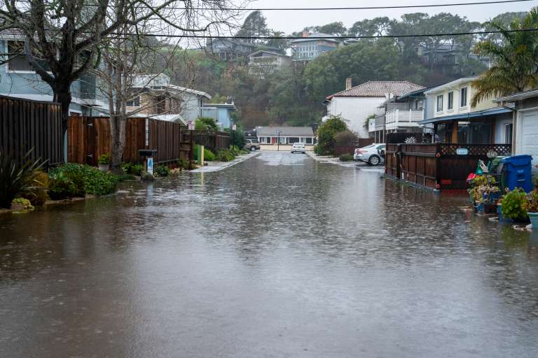 Rio Del Mar (United States), 11/01/2023.- Streets are flooded during a storm in Rio Del Mar, California, USA, 11 January 2023. California Governor Gavin Newsom proclaimed a state of emergency due to the winter storms. Many California counties are under flood warnings. (Estados Unidos) EFE/EPA/LIPO CHING