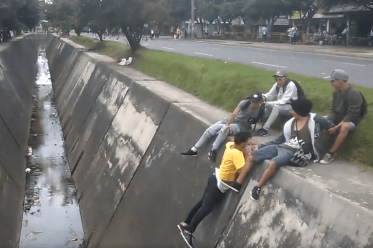 El doloroso golpe que se dio un joven que practicaba ‘Parkour’ en Bogotá