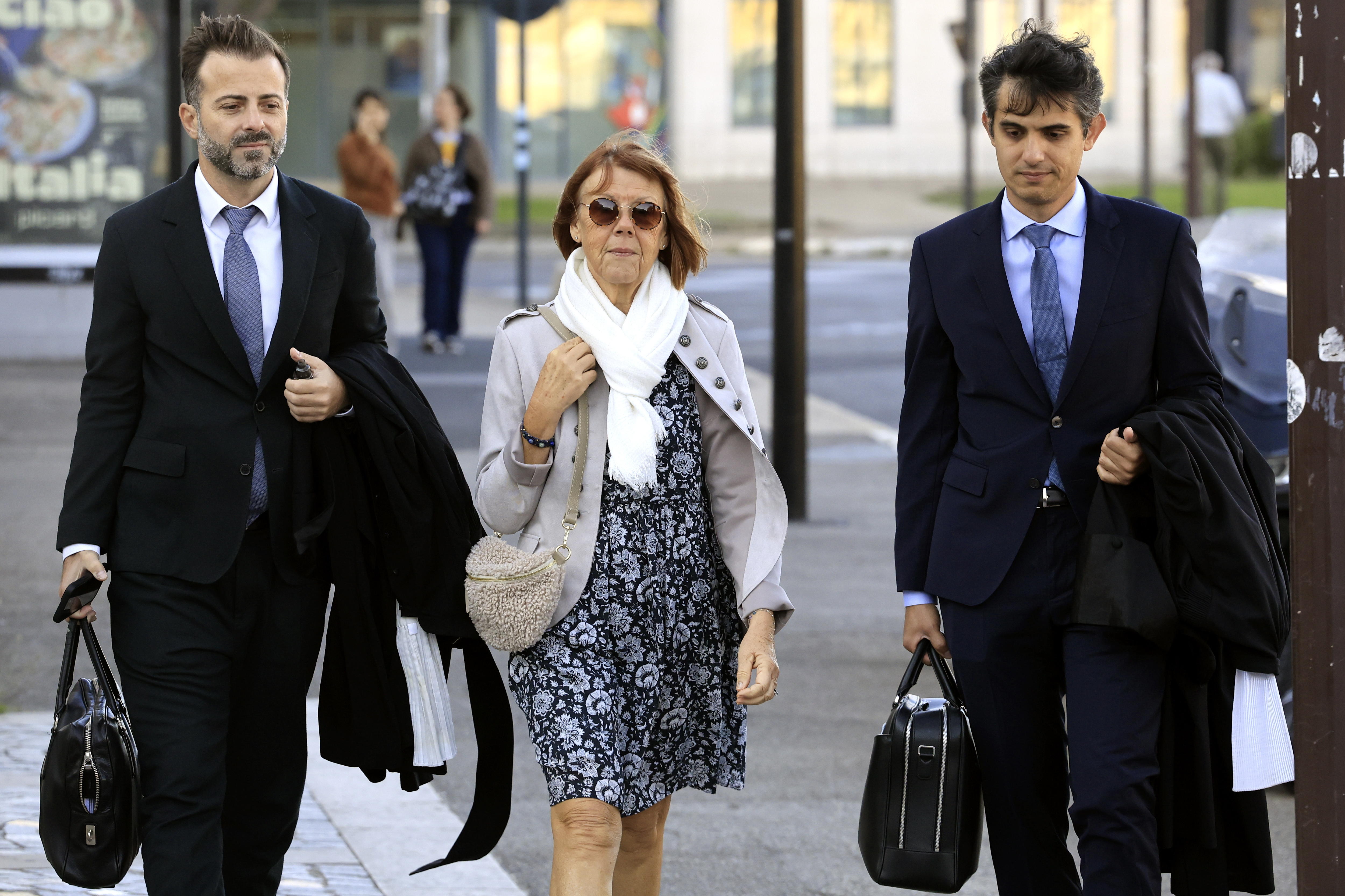 Avignon (France), 17/09/2024.- Gisele Pelicot (C), escorted by her lawyers Stephane Babonneau (R) and Antoine Camus (L), arrives at the criminal court in Avignon, southern France, 17 September 2024. Gisele Pelicot's ex-husband, Dominique Pelicot, is accused of drugging and raping her while she was unconscious. He is also charged with offering her to dozens of men at their home in Mazan, France between 2011 and 2020. Fifty other men are facing trial for their alleged involvement. Pelicot could face a maximum sentence of 20 years in prison if convicted. The trial is set to resume on 17 September after a delay due to Pelicot's health concerns. (Francia) EFE/EPA/GUILLAUME HORCAJUELO