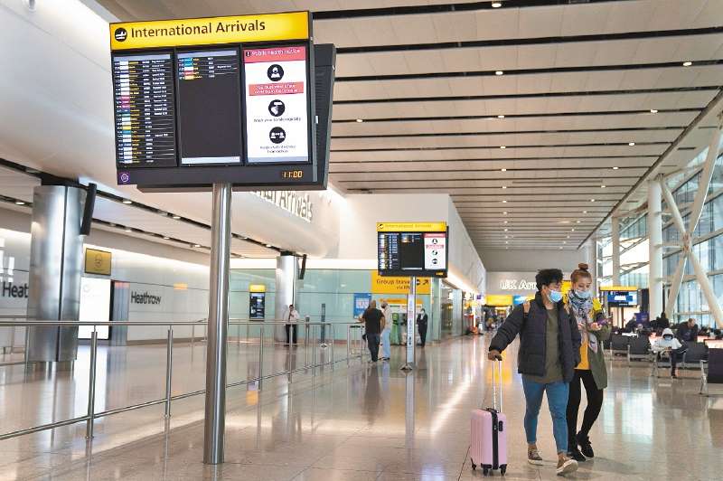 Casi dos terceras partes de los 26.300 aviones de pasajeros del mundo estuvieron almacenados. En la foto, el aeropuerto de Londres. EFE/EPA/WILL OLIVER