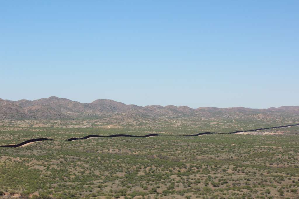 Vista aérea del desierto de Sonora, del lado estadounidense. Al fondo, el muro fronterizo.