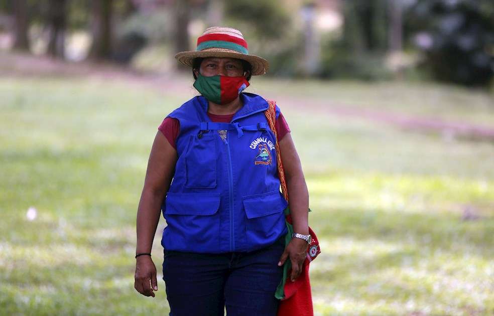 Fotografía fechada el 11 de junio de 2020 que muestra a Luceyda Julicué, coordinadora de la guardia indígena en Caloto, amenazada por grupos de narcotraficantes, mientras participa en una entrevista con EFE, en Caloto (Colombia). Desde Caloto (Cauca), Julicue relata cómo en 2016 empezó a ser víctima de constantes amenazas y hostigamientos por parte de grupos armados vinculados al narcotráfico, por haber sido consejera y representante legal de la Asociación de Cabildos Indígenas del Norte del Cauca (Acinc) entre 2015 y 2017.