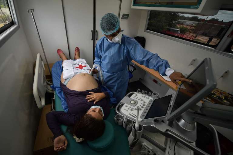 Una mujer realiza una ecografía a otra mujer