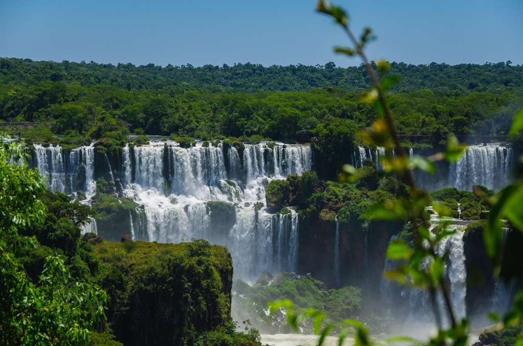 Las Cataratas del Iguazú están en la frontera entre la provincia argentina de Misiones y el estado brasileño de Paraná