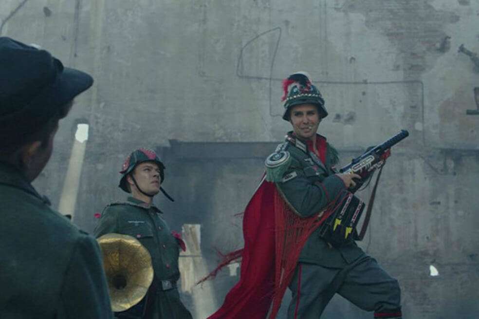 El Capitán Klenzendorf (Sam Rockwell) y Finkel (Alfie Allen) en una de las escenas de Jojo Rabbit, película dirigida por Taika Waititi. / Cortesía