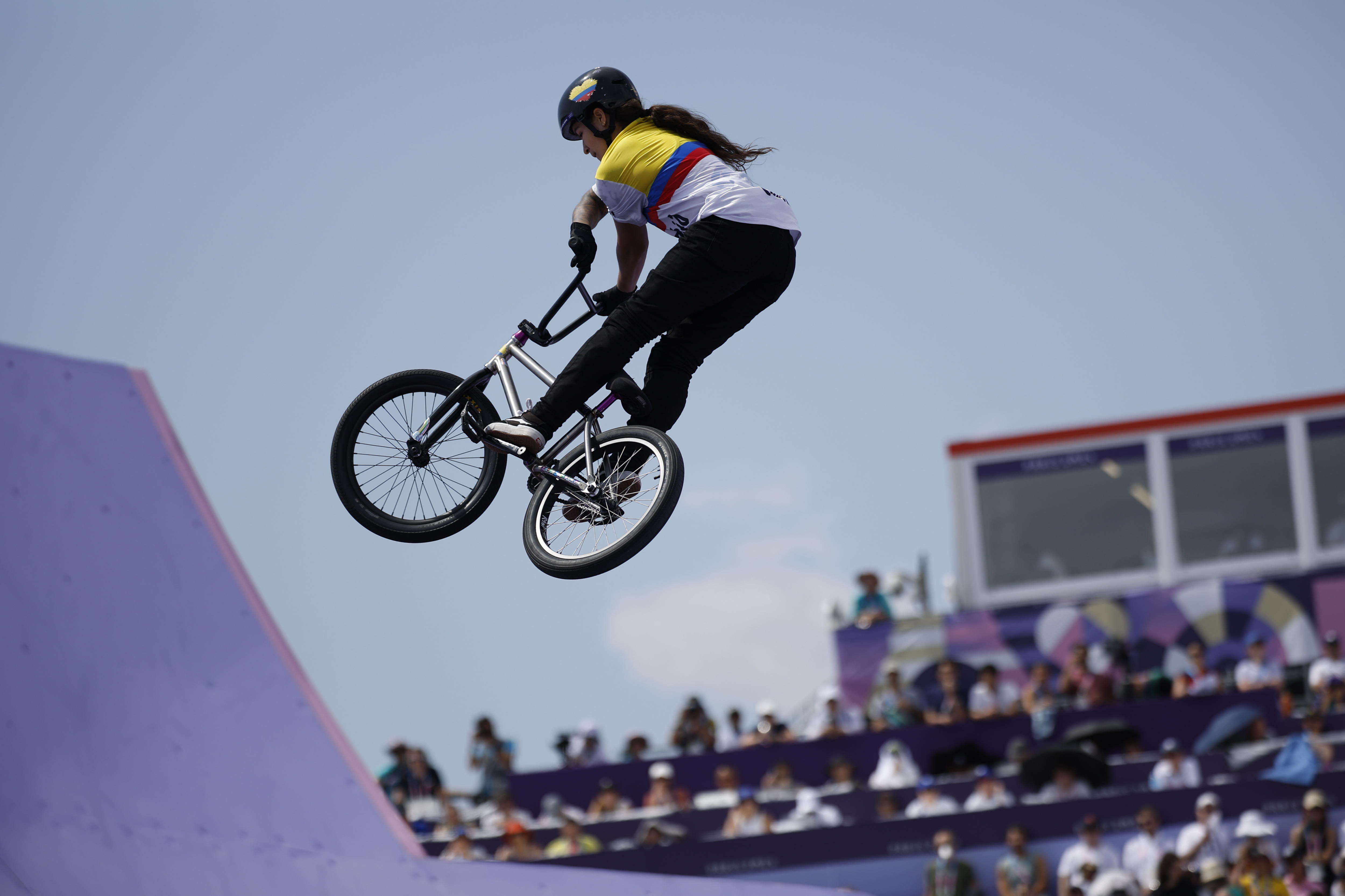 Paris (France), 31/07/2024.- Queen Saray Villegas Serna of Colombia competes in the Women Park Final of the Cycling BMX Freestyle competitions in the Paris 2024 Olympic Games, at the La Concorde in Paris, France, 31 July 2024. (Ciclismo, Francia, Concordia) EFE/EPA/YOAN VALAT