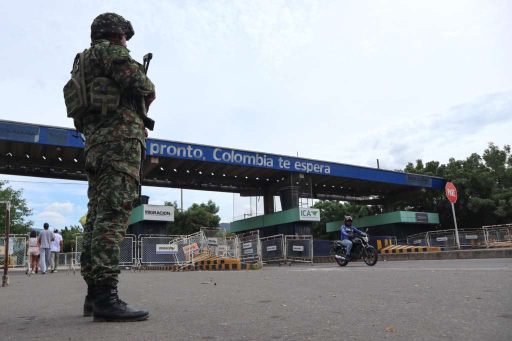 ACOMPAÑA CRÓNICA: COLOMBIA EEUU VENEZUELA AME2200. CÚCUTA (COLOMBIA), 04/01/2026.- Un integrante del Ejército colombiano presta seguridad este domingo, en el Puente Internacional Simón Bolívar, en Cúcuta (Colombia). El puente internacional Simón Bolívar, principal punto de paso entre Colombia y Venezuela, es por estos días testigo de las historias de miles de personas que circulan entre los dos países y de la expectación con lo que pueda suceder en la nación petrolera tras la captura por Estados Unidos del presidente Nicolás Maduro y de su esposa, Cilia Flores. EFE/ Mario Caicedo
