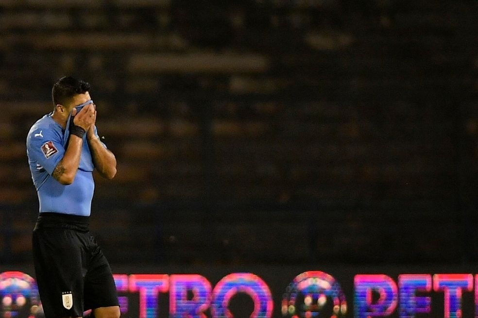 Luis Suárez se lamenta en medio del partido contra Venezuela.