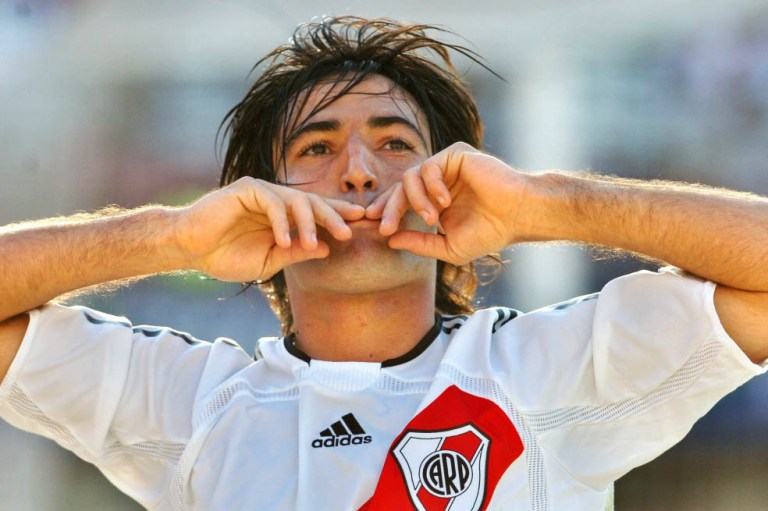 ‘Tecla’ Farías, a una firma del América